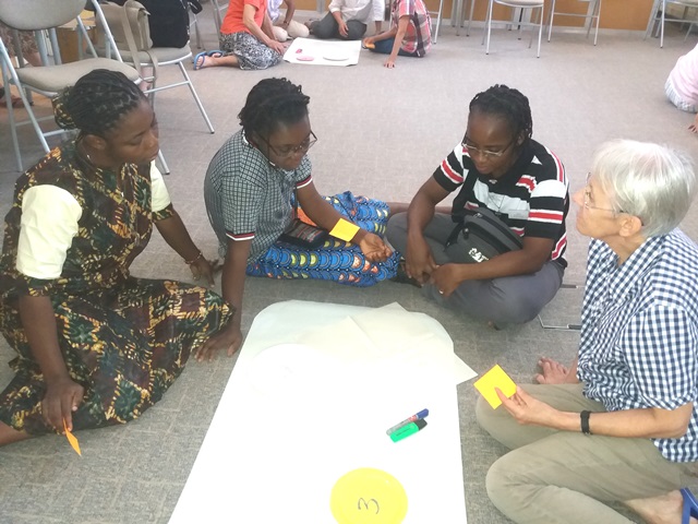 pendant un groupe de l'assemblée du territoire Afrique Madagascar