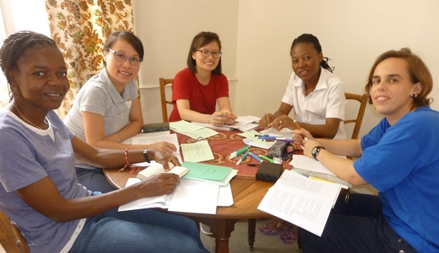 Dicisées en plusieurs groupes les jeunes professes réfléchissent