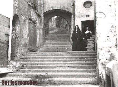 Histoire des Petites Soeurs à Naples_Marches_légende