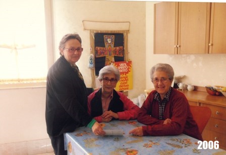 Histoire des Petites Soeurs à Naples_Naples 2006_legende