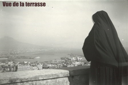Histoire des Petites Soeurs à Naples_terrasse pedamentina_legende