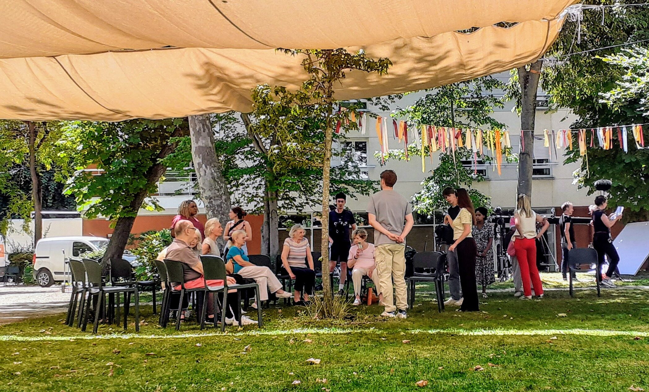 Un tournage de film émouvant anime l’EHPAD de Grenelle : Ryūsuke Hamaguchi y met en scène la méthode Humanitude.
